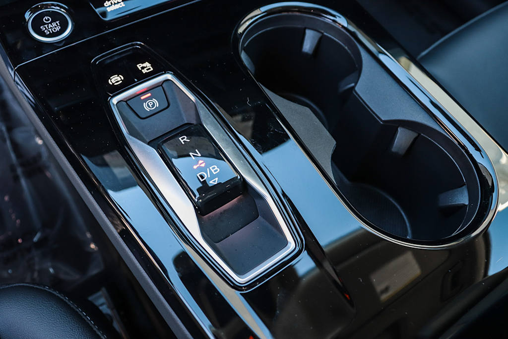 Thumbnail: 2025 Audi Q6 e-tron - 13