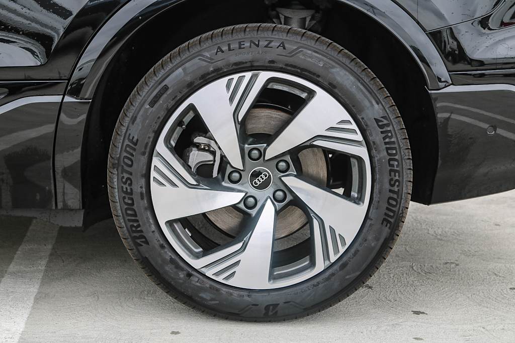 Thumbnail: 2025 Audi Q6 e-tron - 7