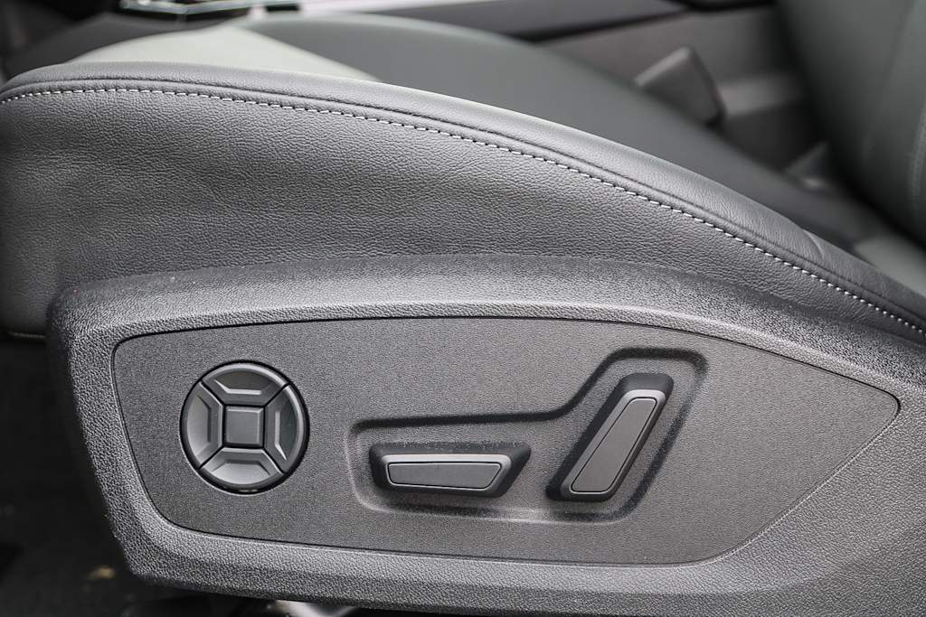 Thumbnail: 2025 Audi Q6 e-tron - 24