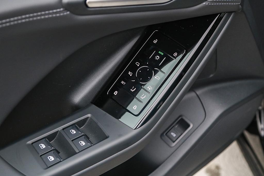 Thumbnail: 2025 Audi Q6 e-tron - 26