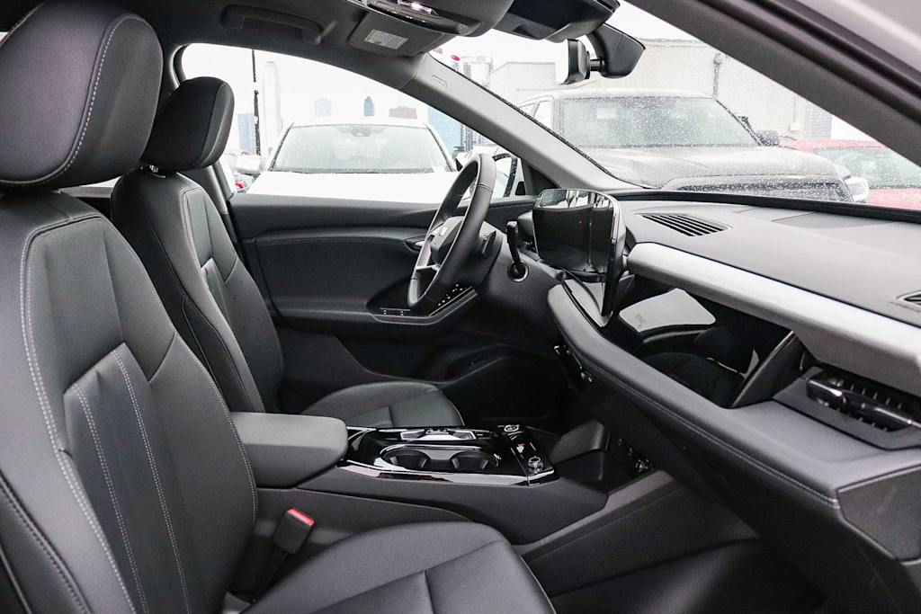 Thumbnail: 2025 Audi Q6 e-tron - 10