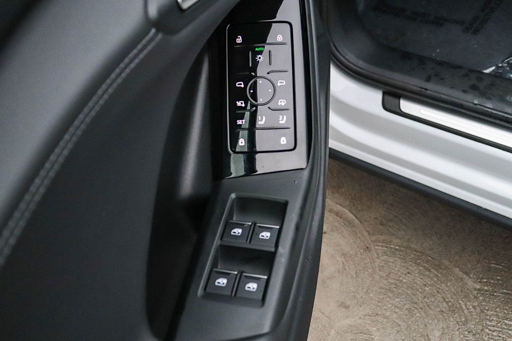 Thumbnail: 2025 Audi Q6 e-tron - 30