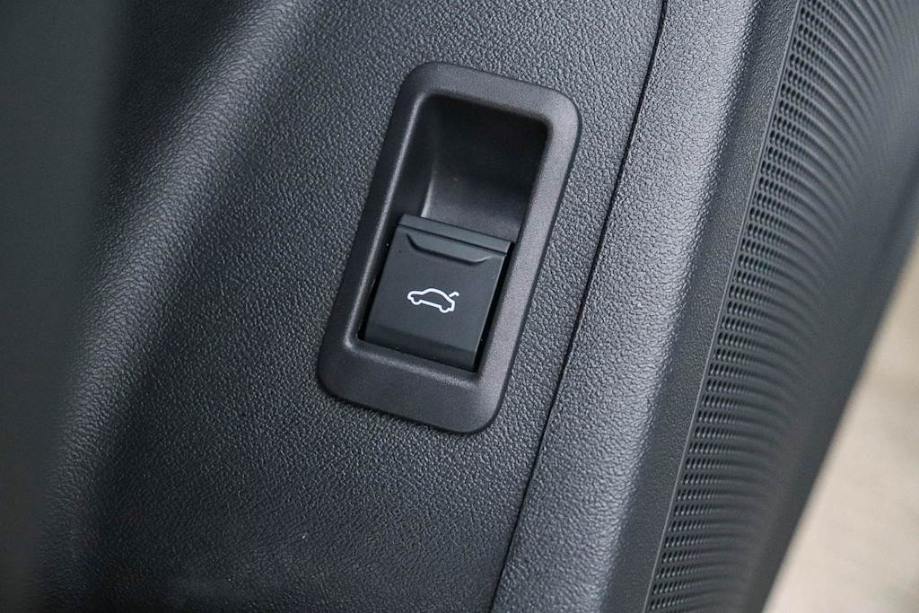 Thumbnail: 2025 Audi Q6 e-tron - 31