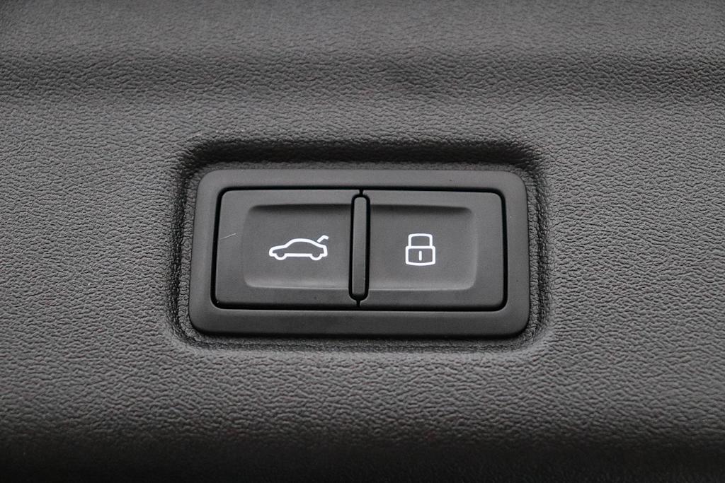 Thumbnail: 2025 Audi Q6 e-tron - 35