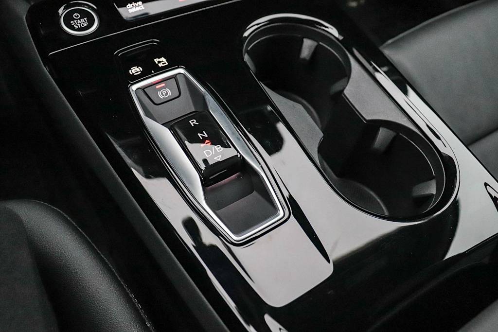 Thumbnail: 2025 Audi Q6 e-tron - 28