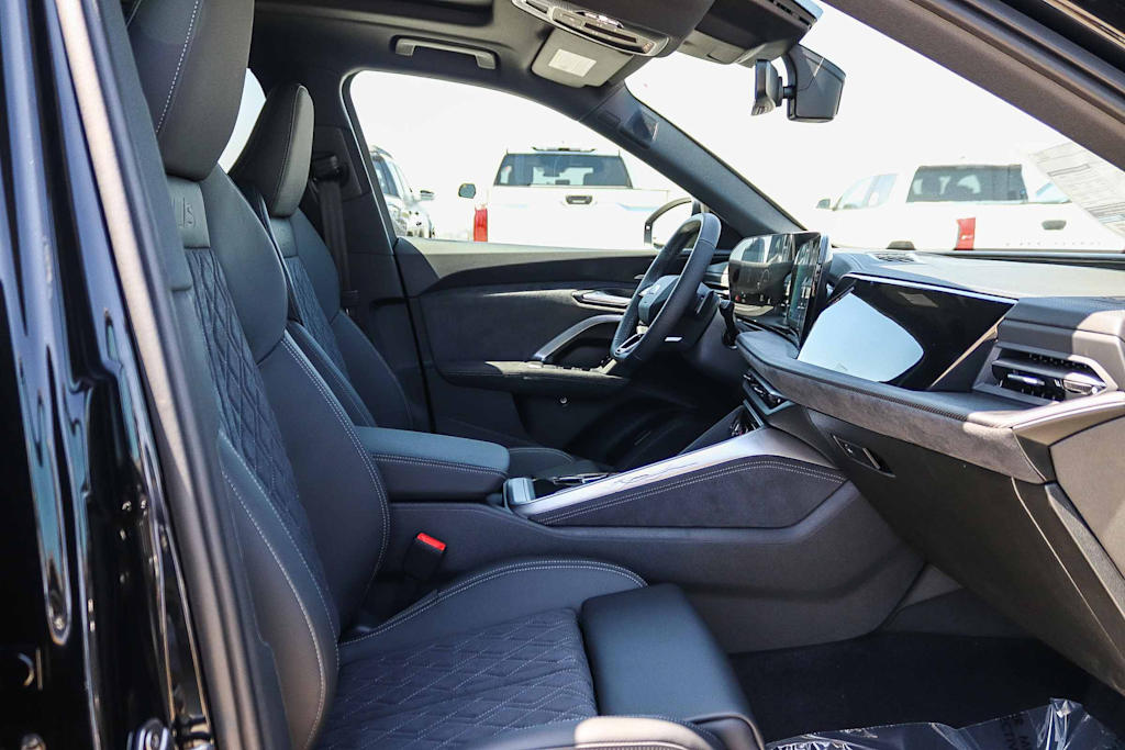Thumbnail: 2026 Audi SQ5 - 10