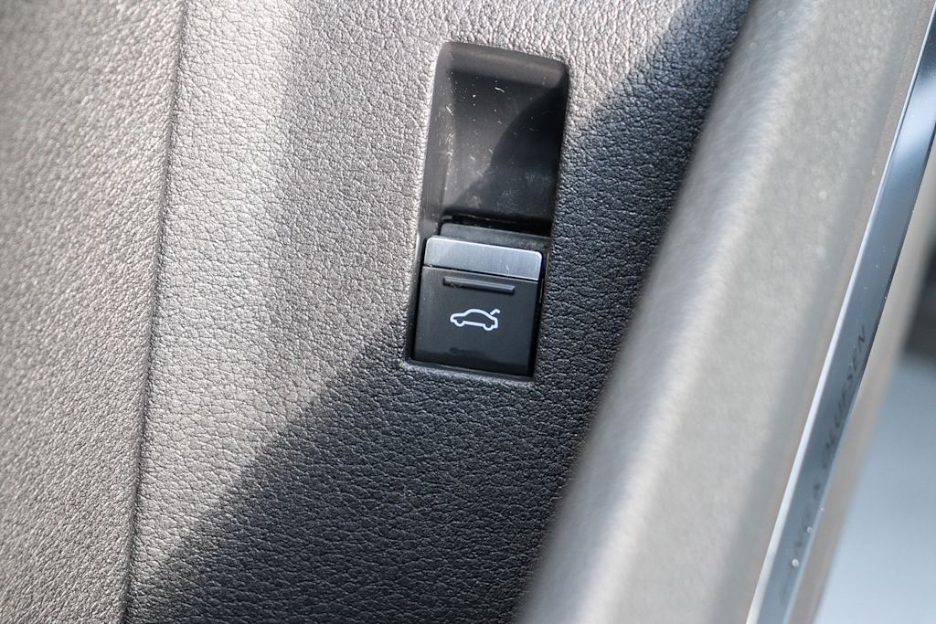 Thumbnail: 2023 Audi e-tron - 32