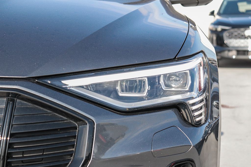 Thumbnail: 2023 Audi e-tron - 17