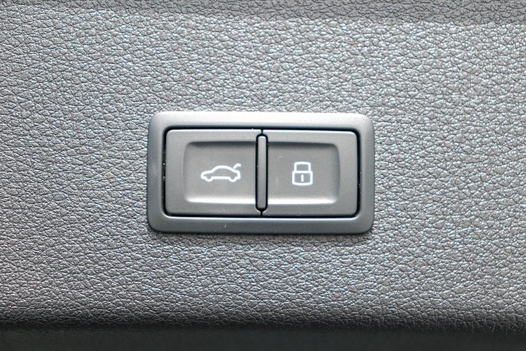 Thumbnail: 2023 Audi e-tron - 40