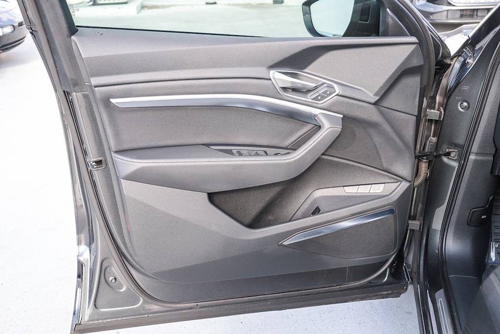 Thumbnail: 2023 Audi e-tron - 30