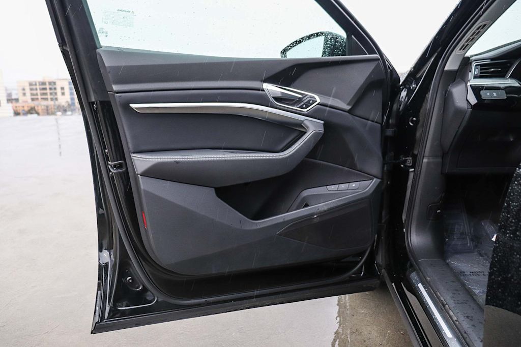 Thumbnail: 2023 Audi e-tron - 32