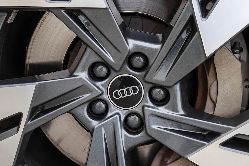 Thumbnail: 2023 Audi e-tron - 25