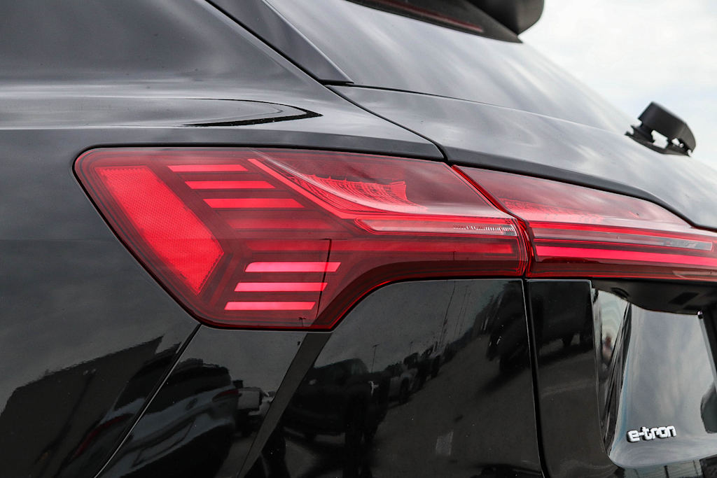 Thumbnail: 2023 Audi e-tron - 23