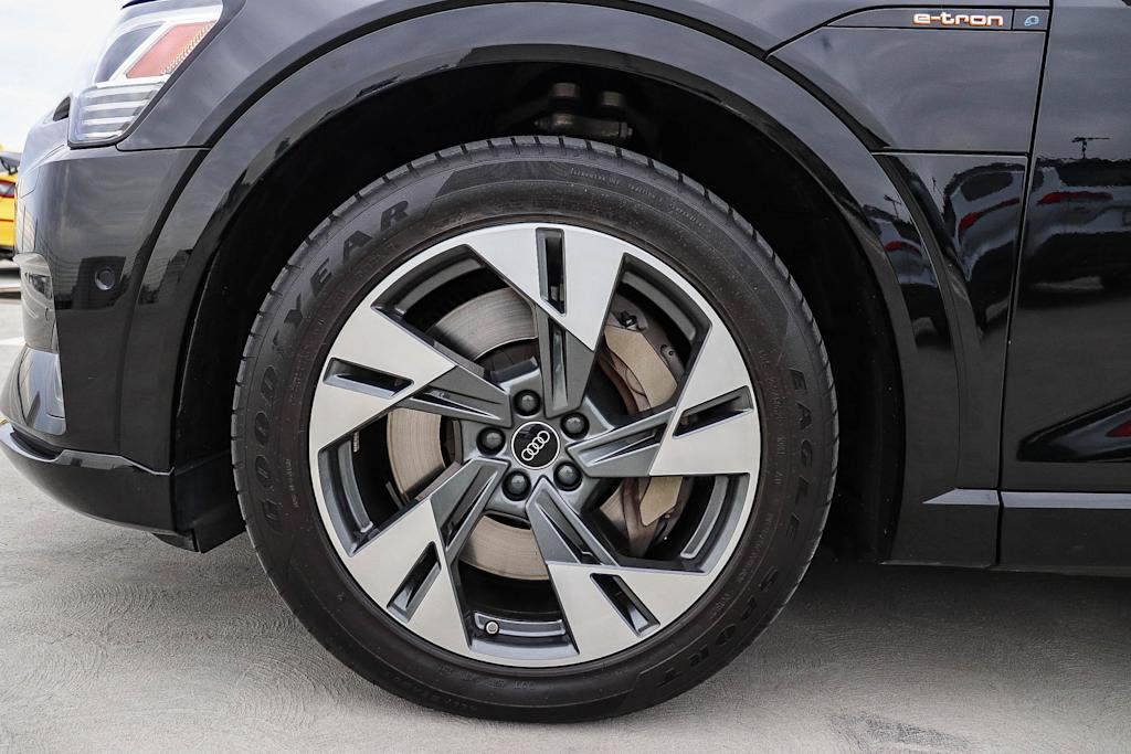 Thumbnail: 2023 Audi e-tron - 24