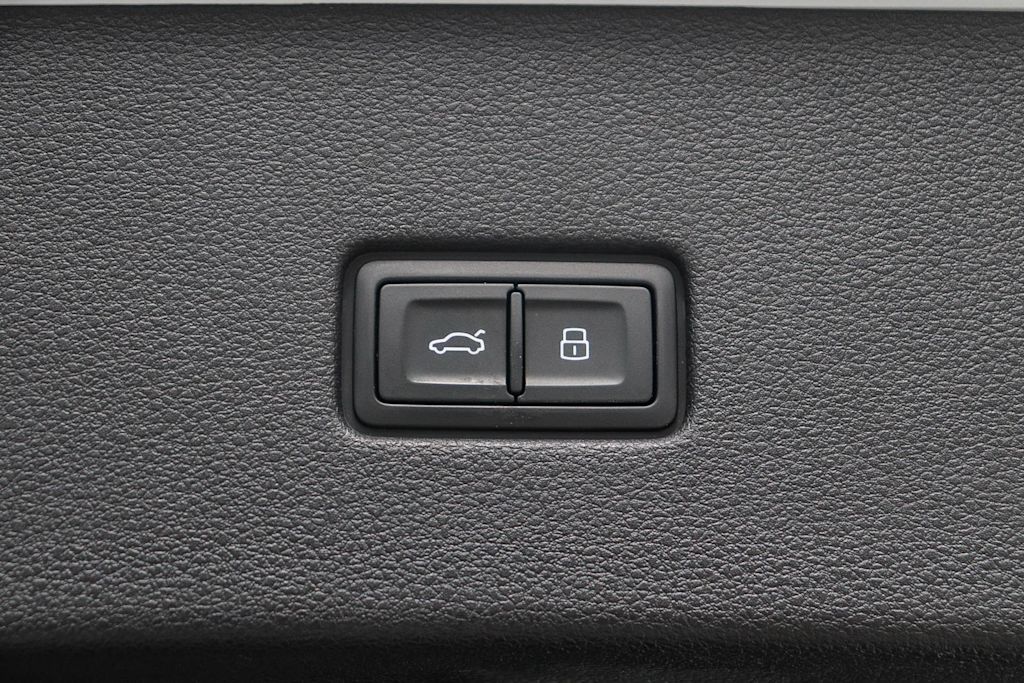 Thumbnail: 2023 Audi Q8 - 63