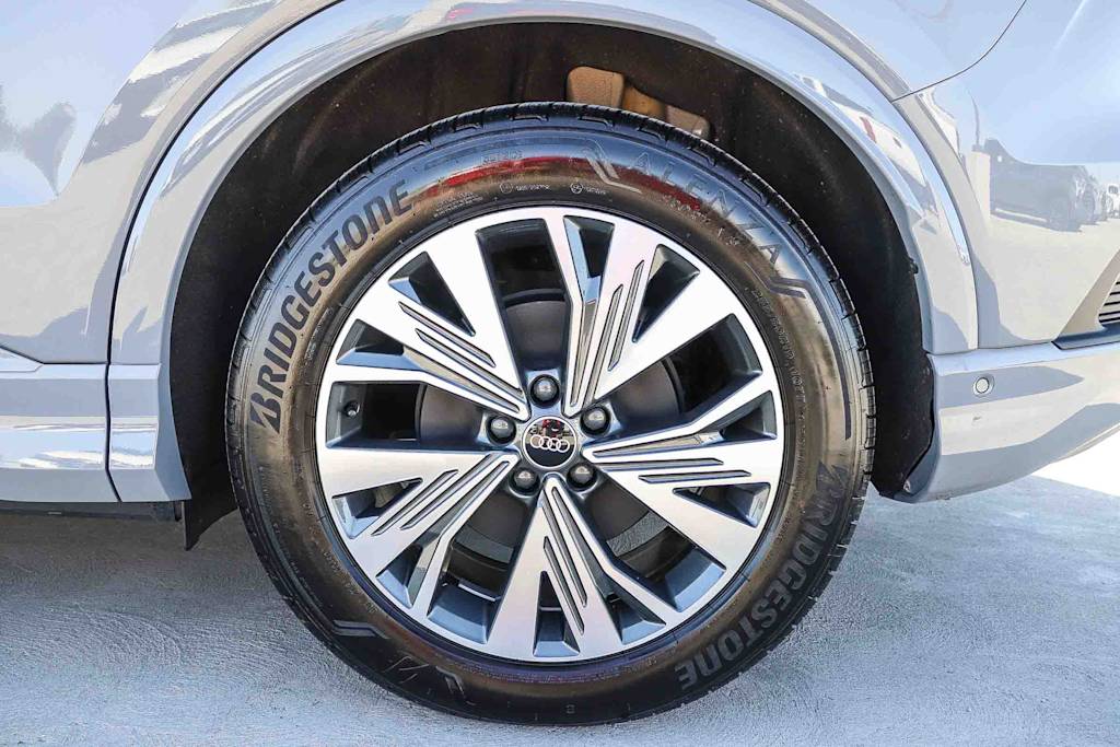 Thumbnail: 2024 Audi Q4 e-tron - 7