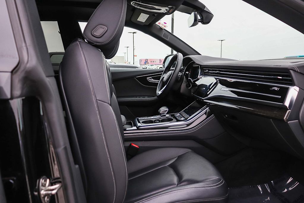 Thumbnail: 2023 Audi Q8 - 10