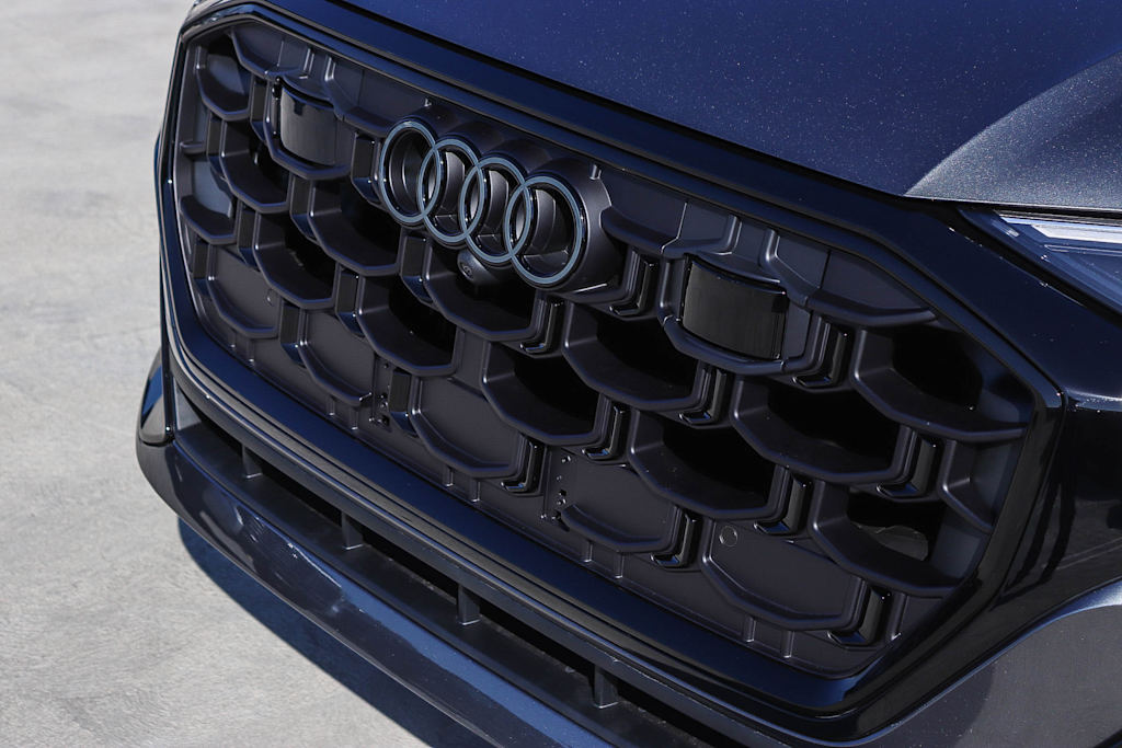 Thumbnail: 2026 Audi Q8 - 6