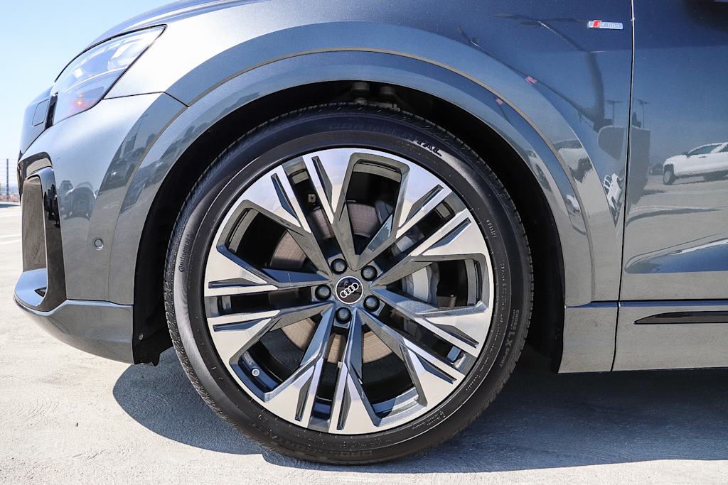Thumbnail: 2026 Audi Q8 - 24
