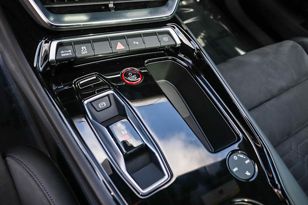 Thumbnail: 2022 Audi e-tron GT - 27