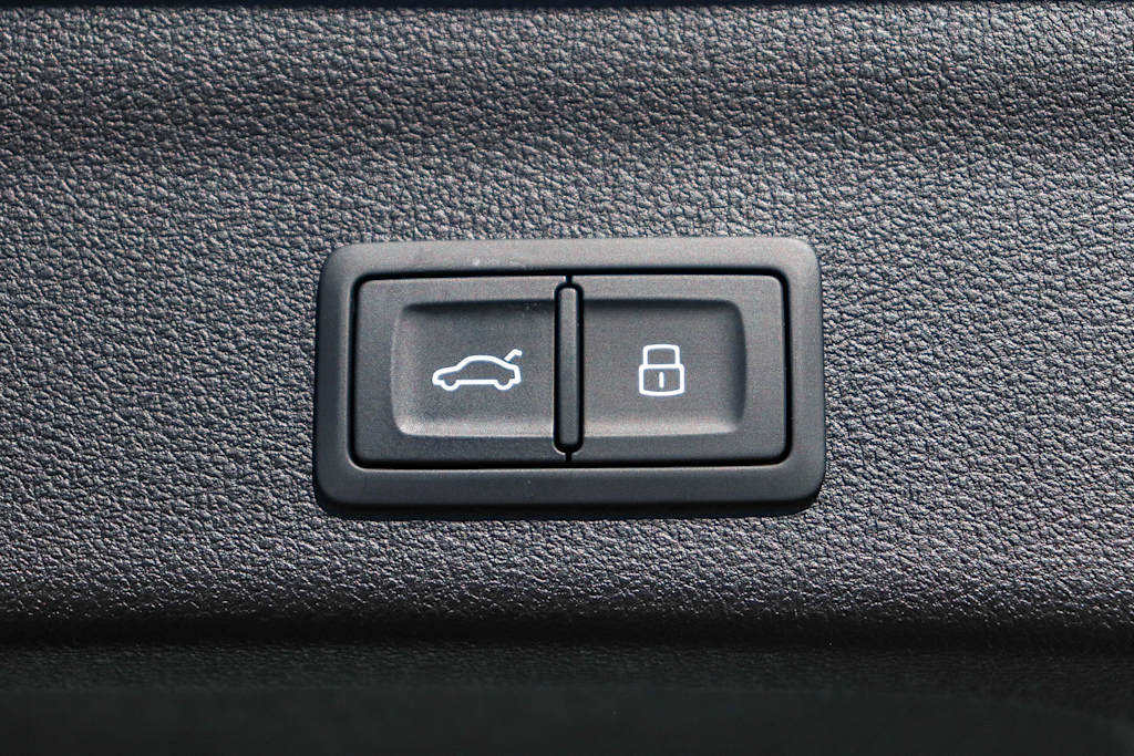 Thumbnail: 2026 Audi RS 6 - 40