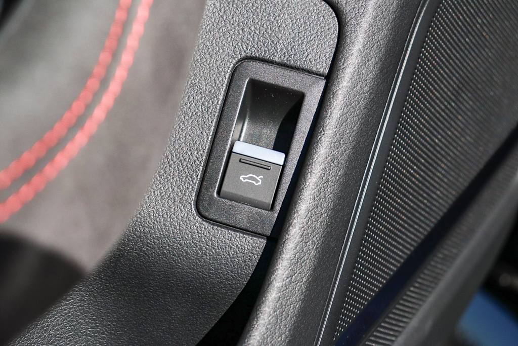 Thumbnail: 2026 Audi RS 6 - 35