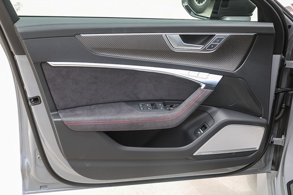 Thumbnail: 2025 Audi RS 6 - 28