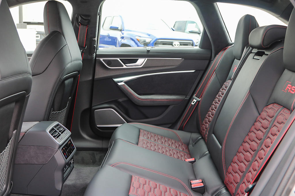 Thumbnail: 2025 Audi RS 6 - 12