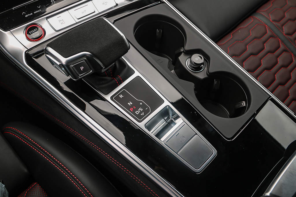 Thumbnail: 2025 Audi RS 6 - 15