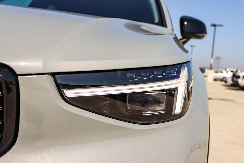 Thumbnail: 2025 Volvo XC40 - 18