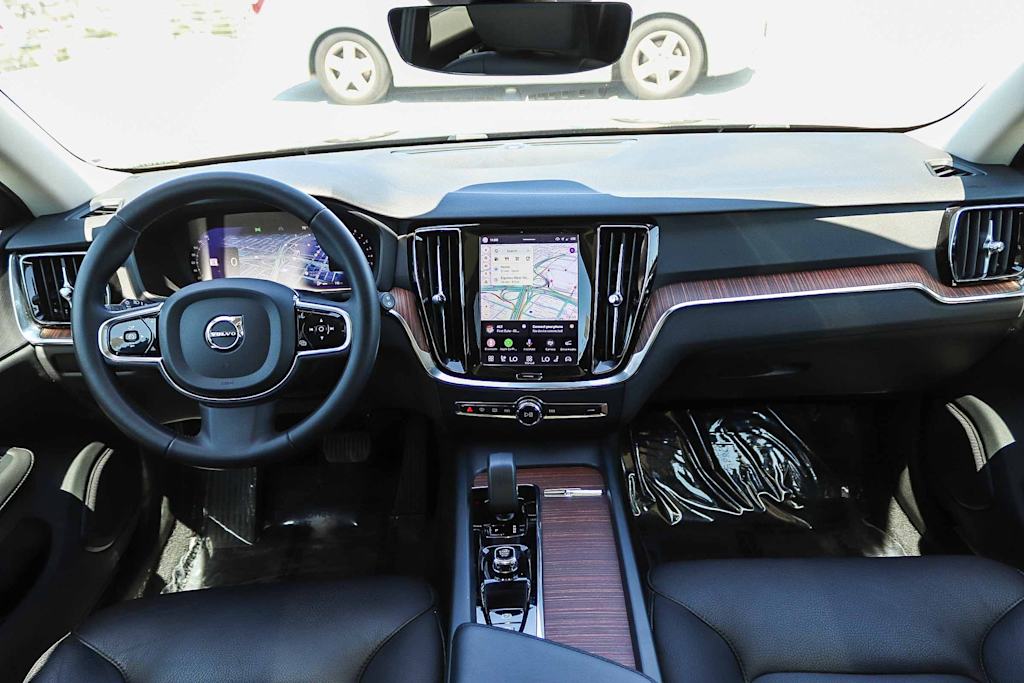 Thumbnail: 2023 Volvo V60 - 2