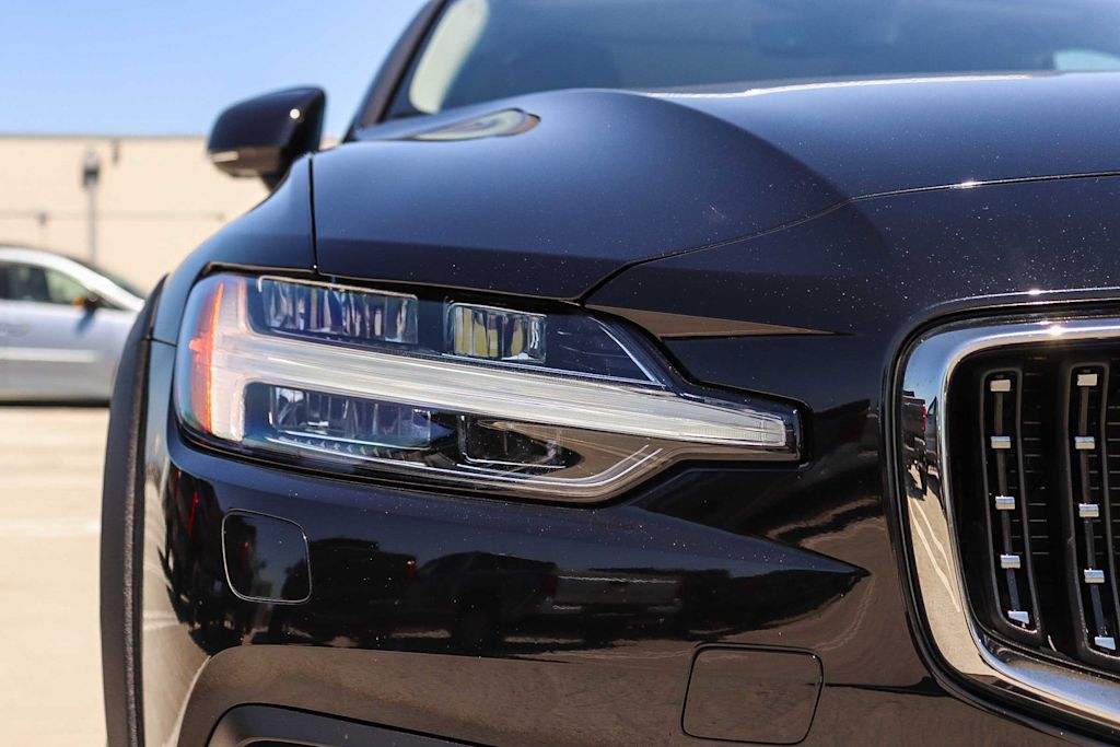 Thumbnail: 2023 Volvo V60 - 20