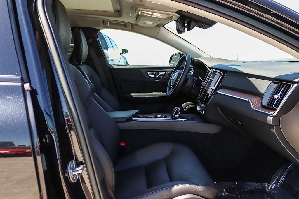 Thumbnail: 2023 Volvo V60 - 10