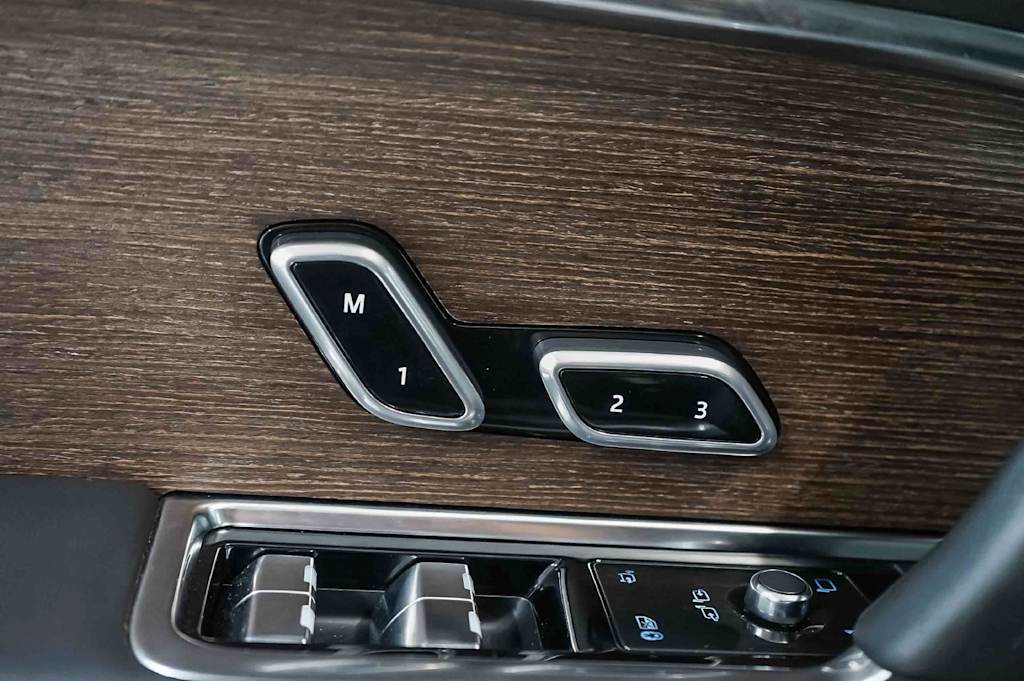 Thumbnail: 2025 Land Rover Range Rover - 30