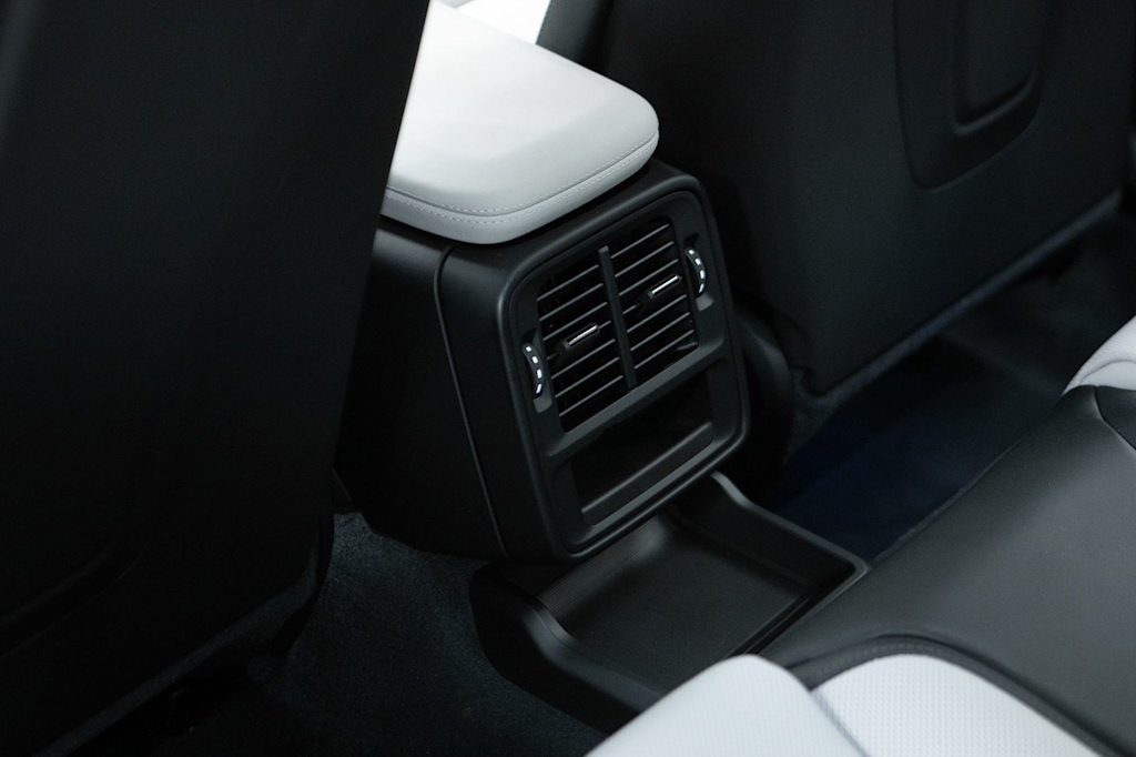 Thumbnail: 2026 Porsche Taycan - 31