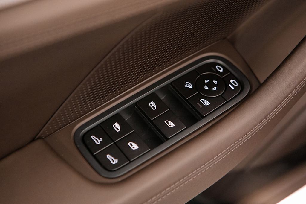 Thumbnail: 2026 Porsche Panamera - 25