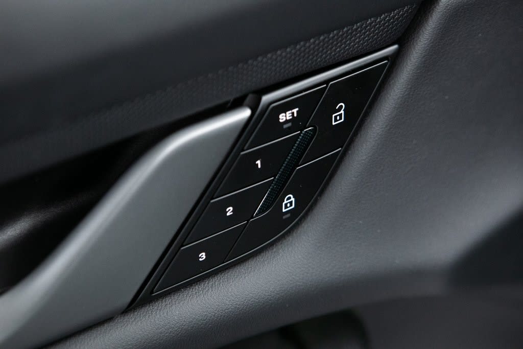 Thumbnail: 2025 Porsche Taycan - 23