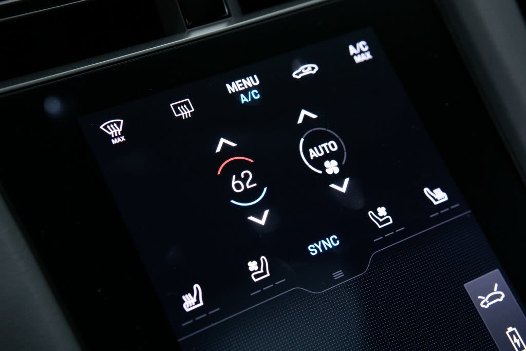 Thumbnail: 2025 Porsche Taycan - 24