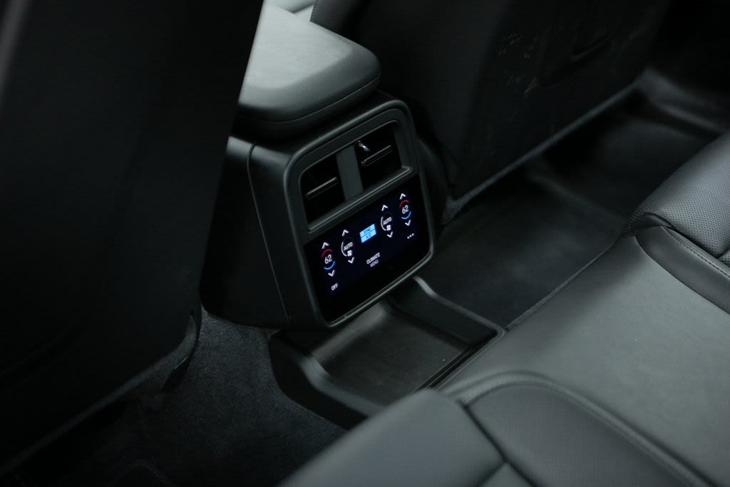 Thumbnail: 2025 Porsche Taycan - 29