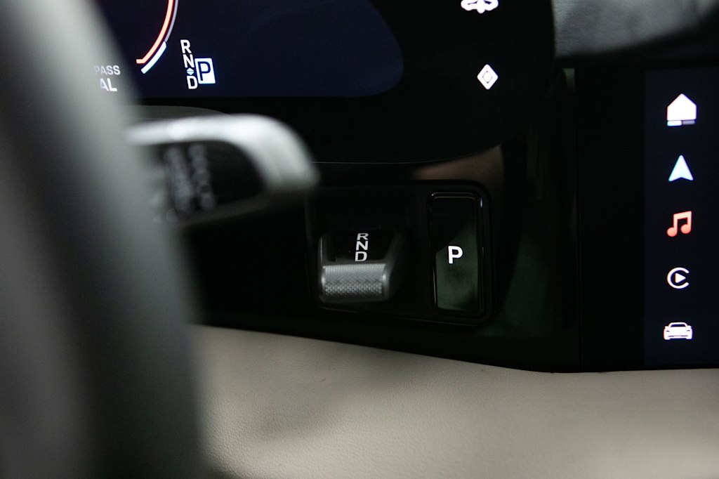 Thumbnail: 2025 Porsche Taycan - 15