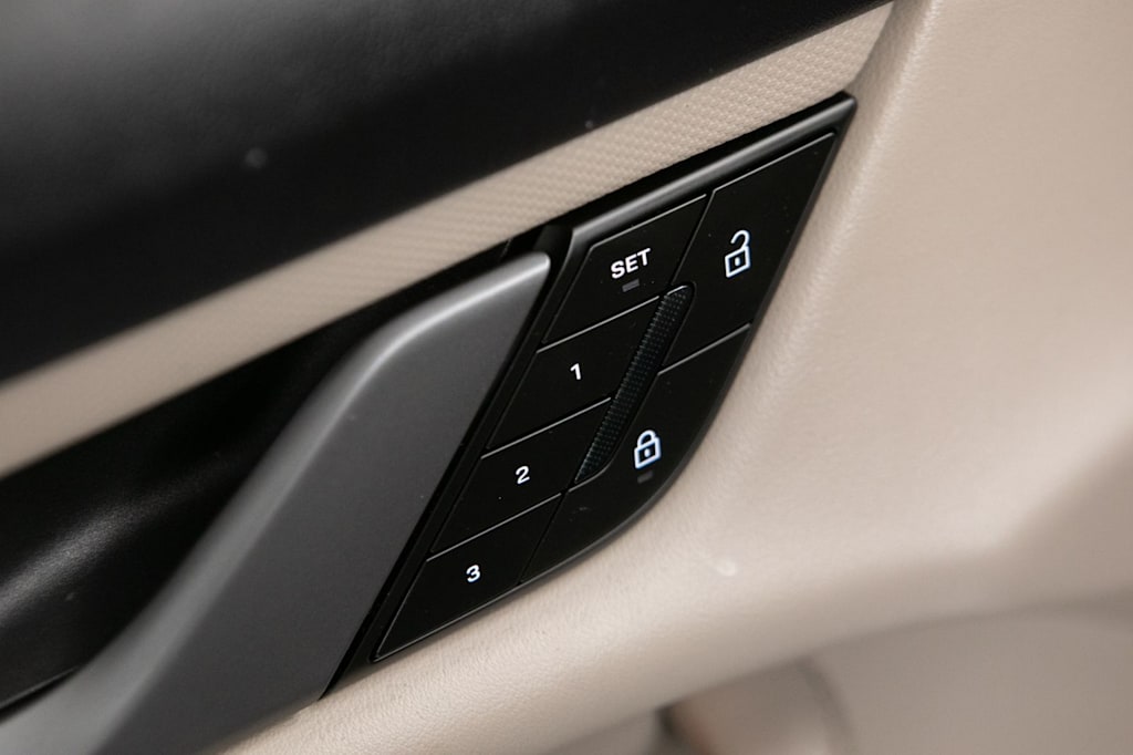 Thumbnail: 2025 Porsche Taycan - 31