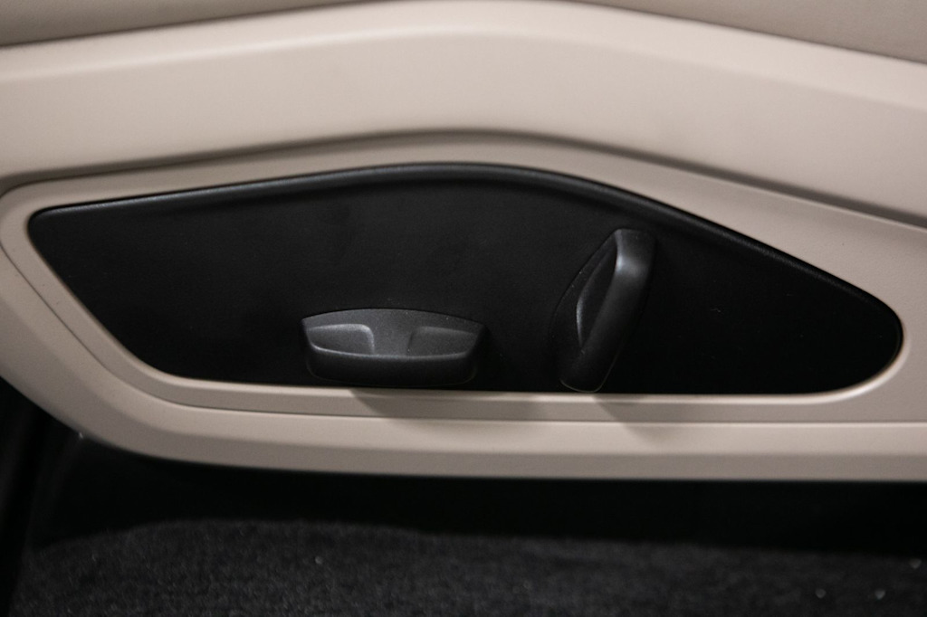 Thumbnail: 2025 Porsche Taycan - 29