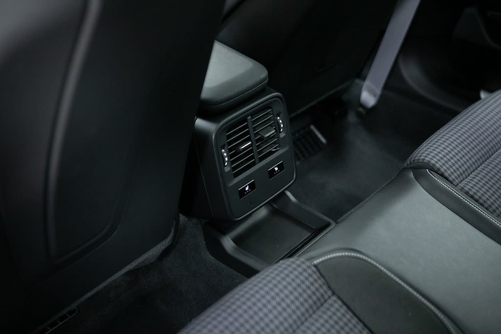 Thumbnail: 2025 Porsche Taycan - 29