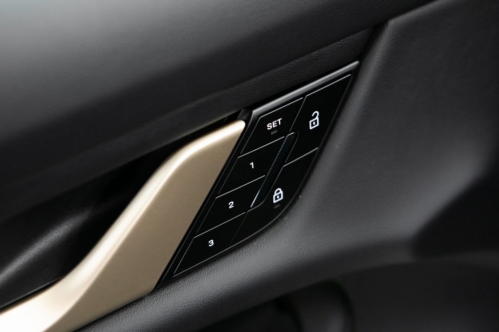 Thumbnail: 2025 Porsche Taycan - 23