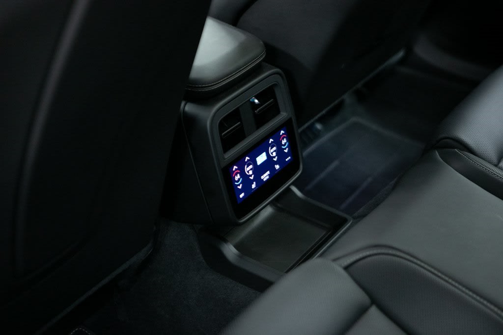 Thumbnail: 2025 Porsche Taycan - 27