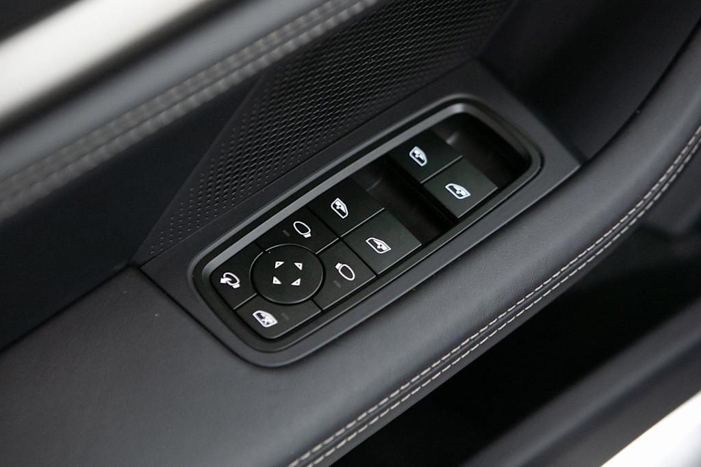 Thumbnail: 2026 Porsche Taycan - 22