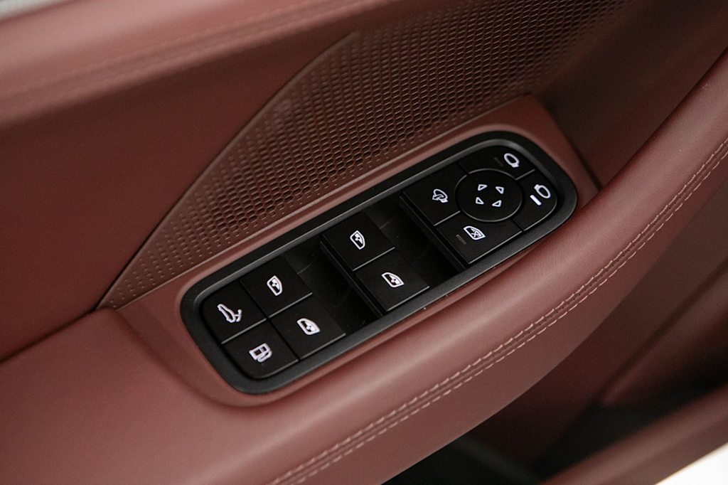 Thumbnail: 2026 Porsche Panamera - 23