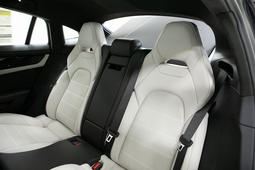 Thumbnail: 2026 Porsche Panamera - 31