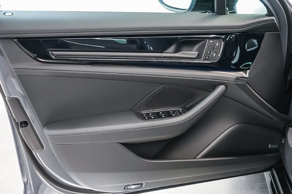 Thumbnail: 2026 Porsche Panamera - 30