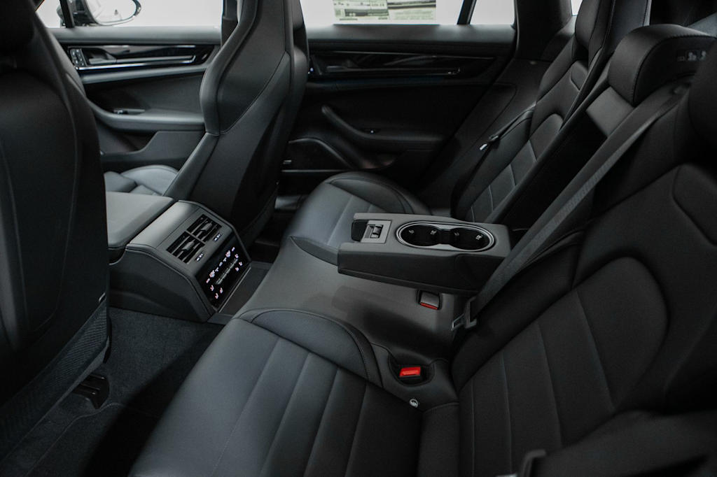 Thumbnail: 2026 Porsche Panamera - 36